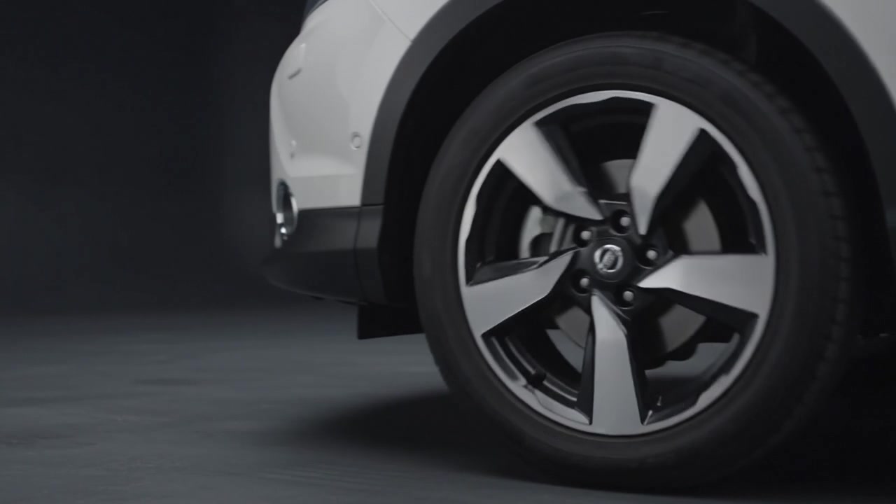 Nissan Qashqai 1.2 DIG-T N-Connecta — Eighteen-inch diamond-cut alloys, and 50 mpg under them